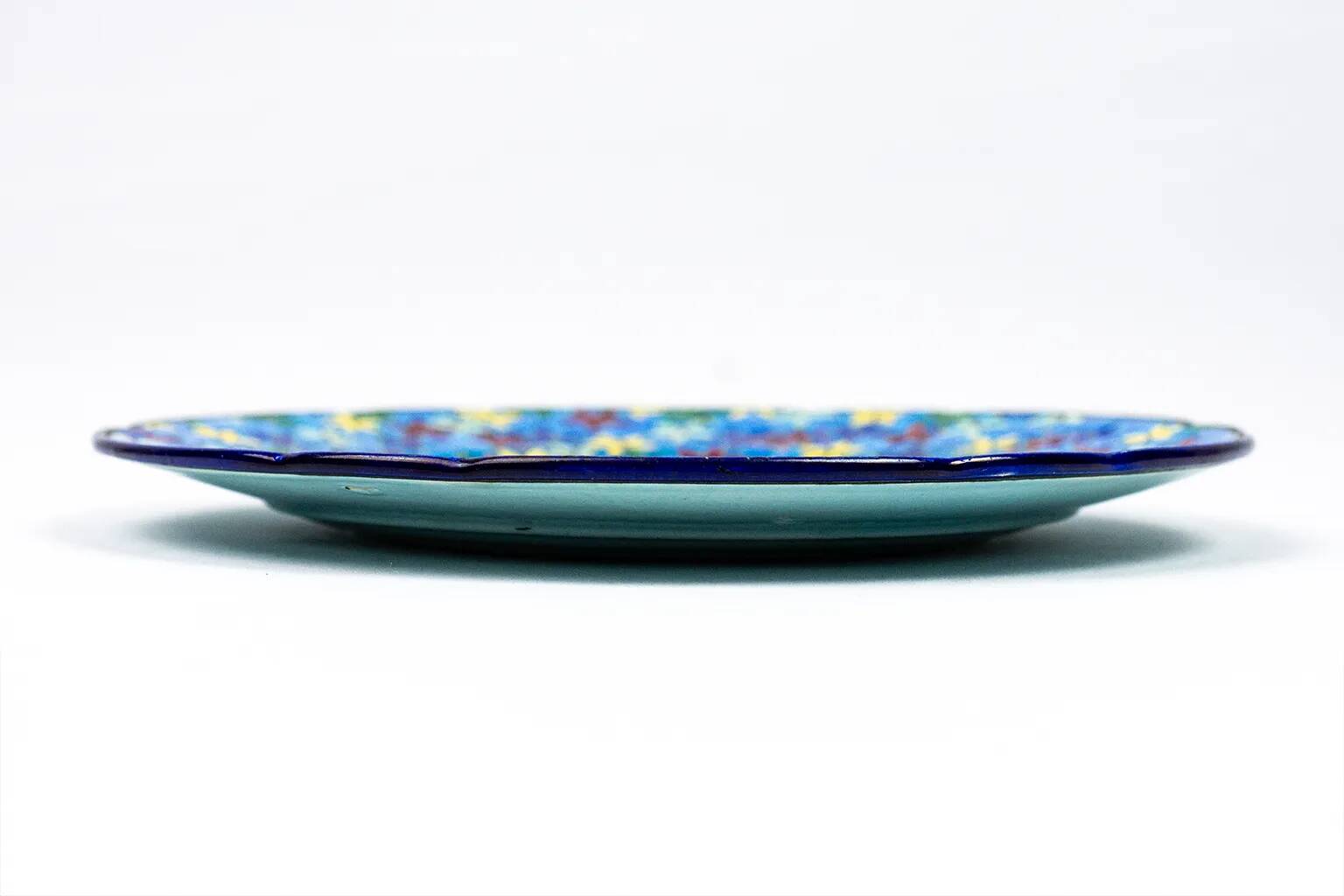 Assiette Longwy début XXe  – Émaux cloisonnés à décor d’oiseaux et fleurs