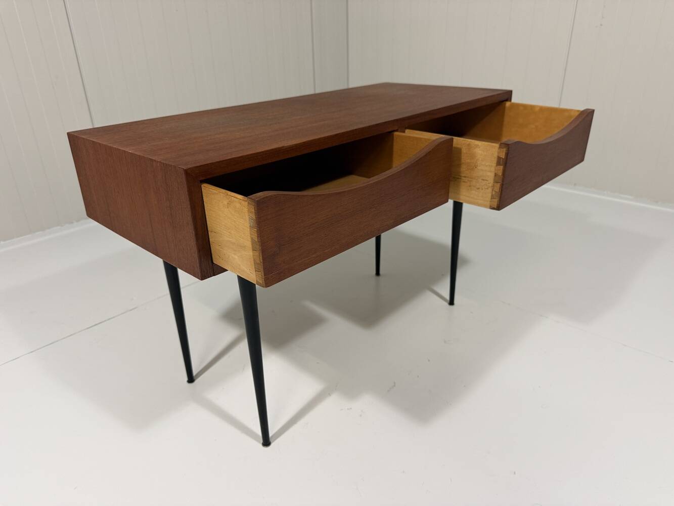 Table console latérale Asko Finland des années 1960.