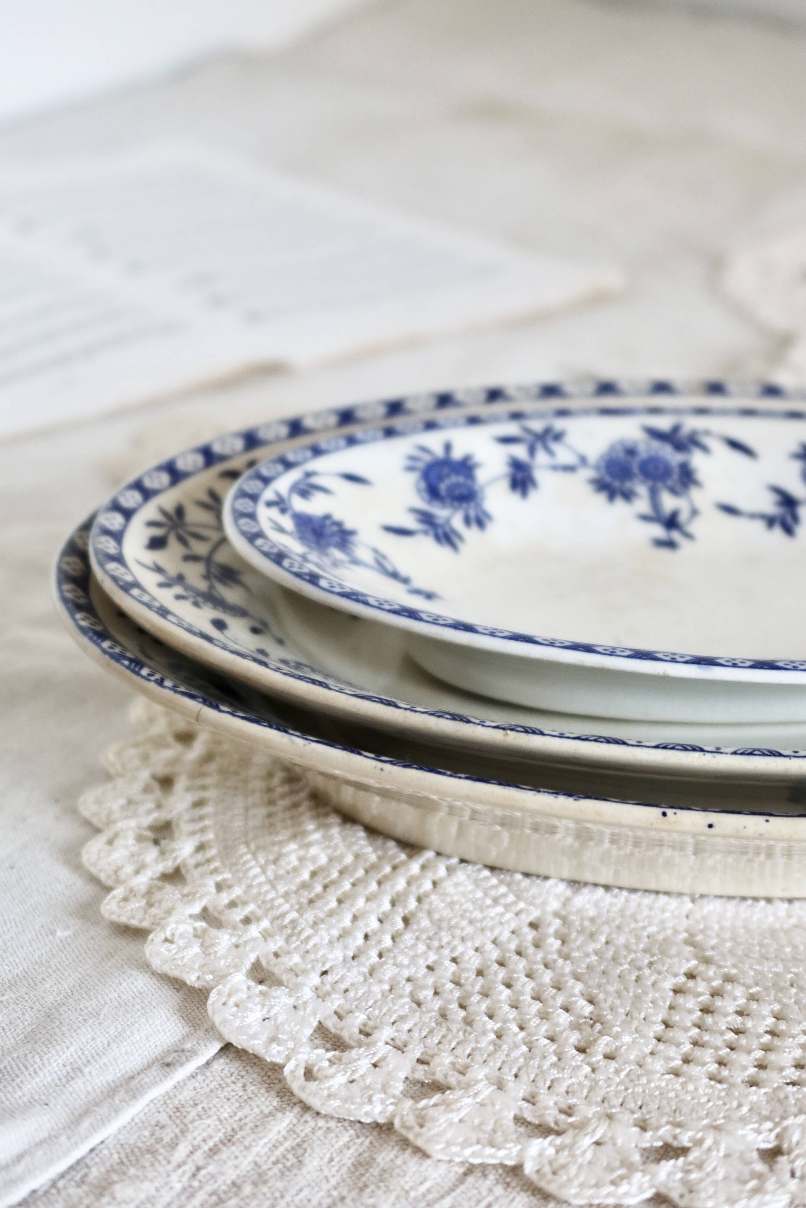 3 oval serving dishes - Dresden porcelain - Floral pattern
