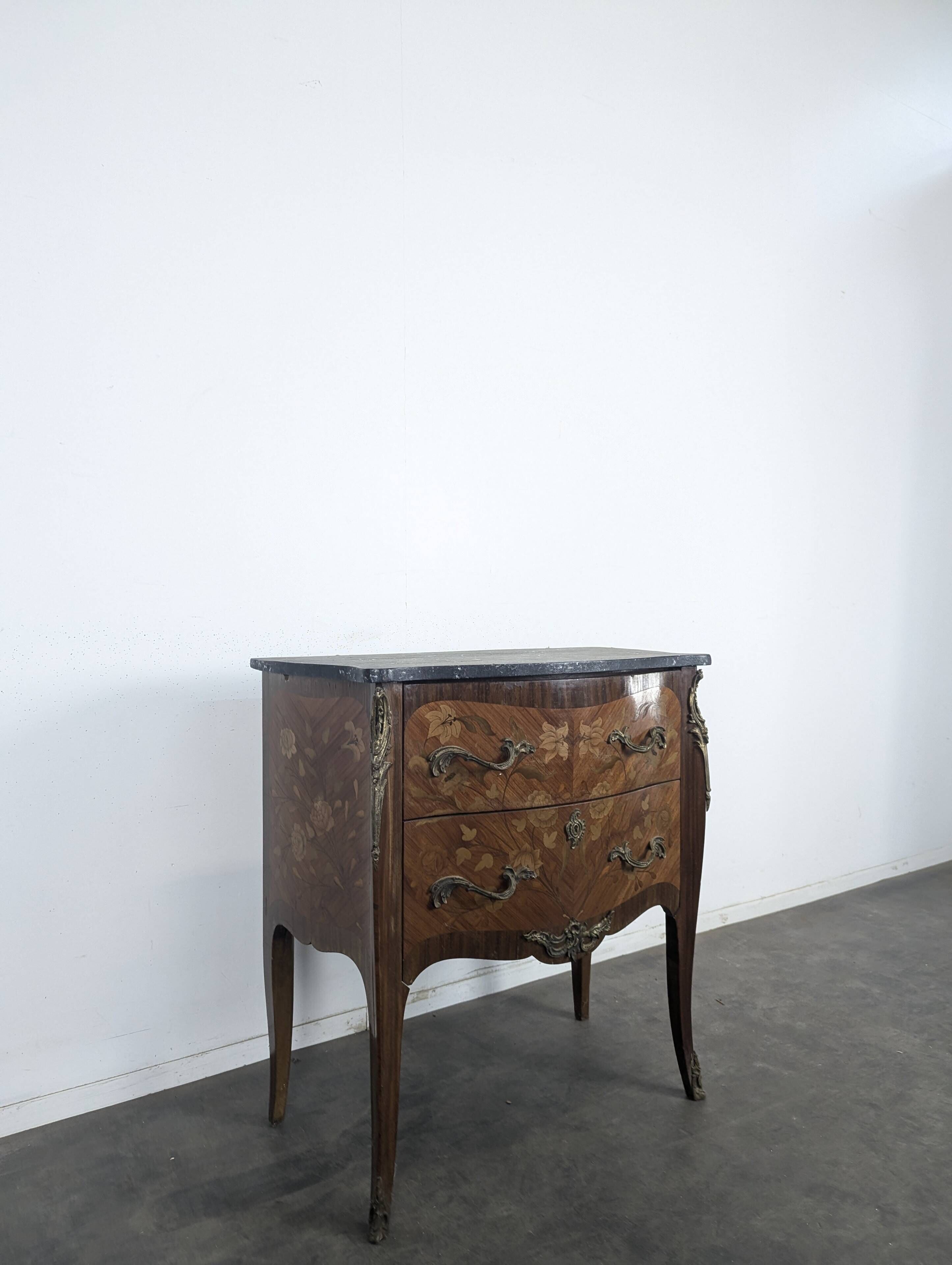 Commode galbée de style Louis XV en marqueterie florale dessus marbre noir
