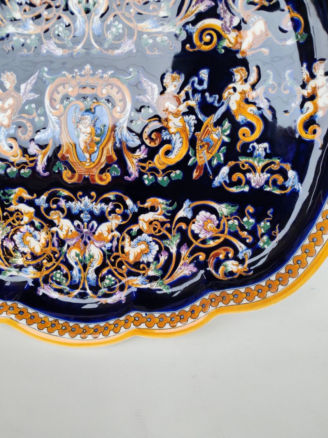 Large ceramic platter from Gien, Renaissance model, 20th century.