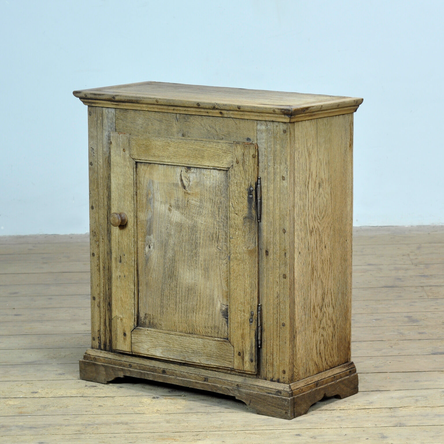 Small oak cabinet, circa 1820