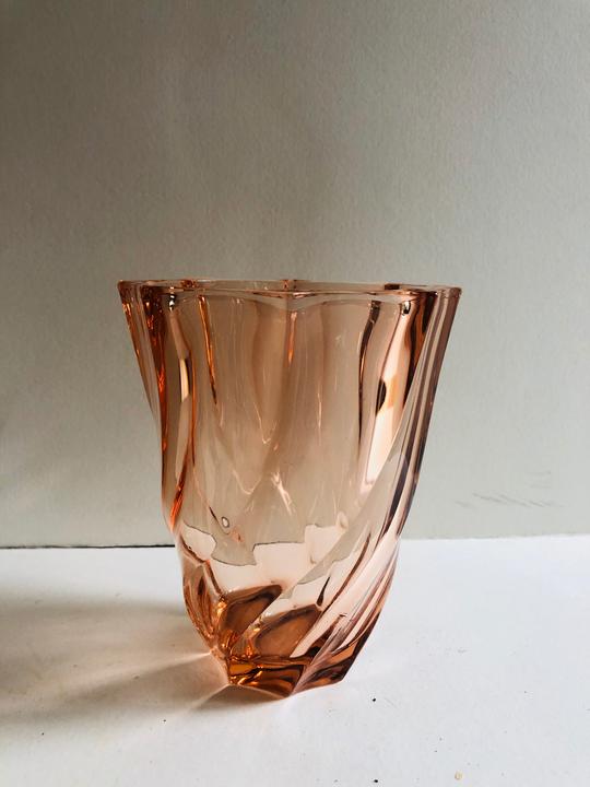 Vase rose en verre