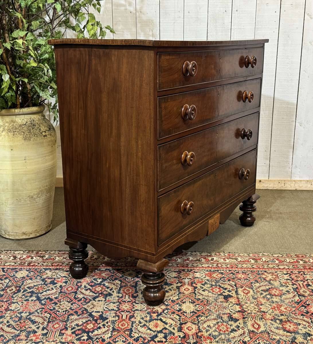 Victorian English commode from the 19th century in mahogany.