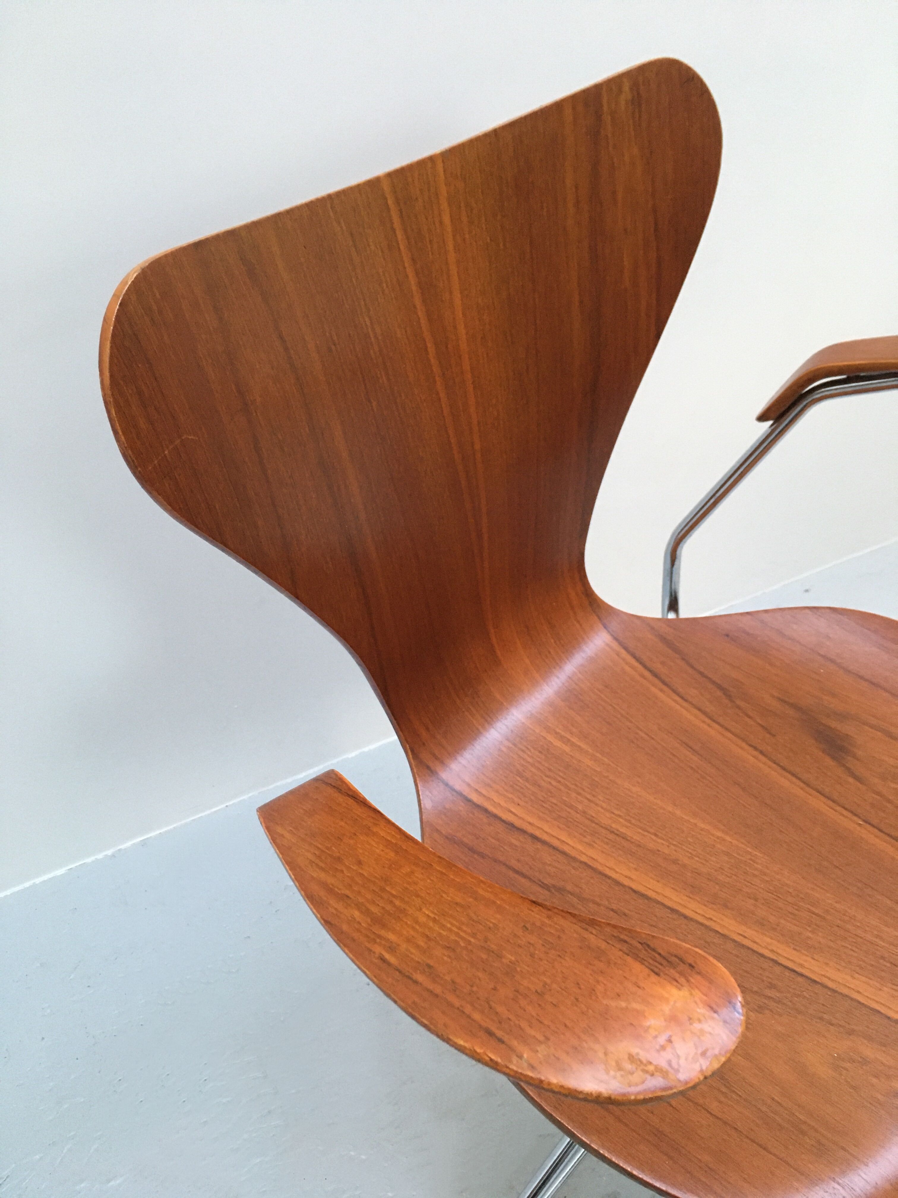 Arne Jacobsen Series 7 model 3217