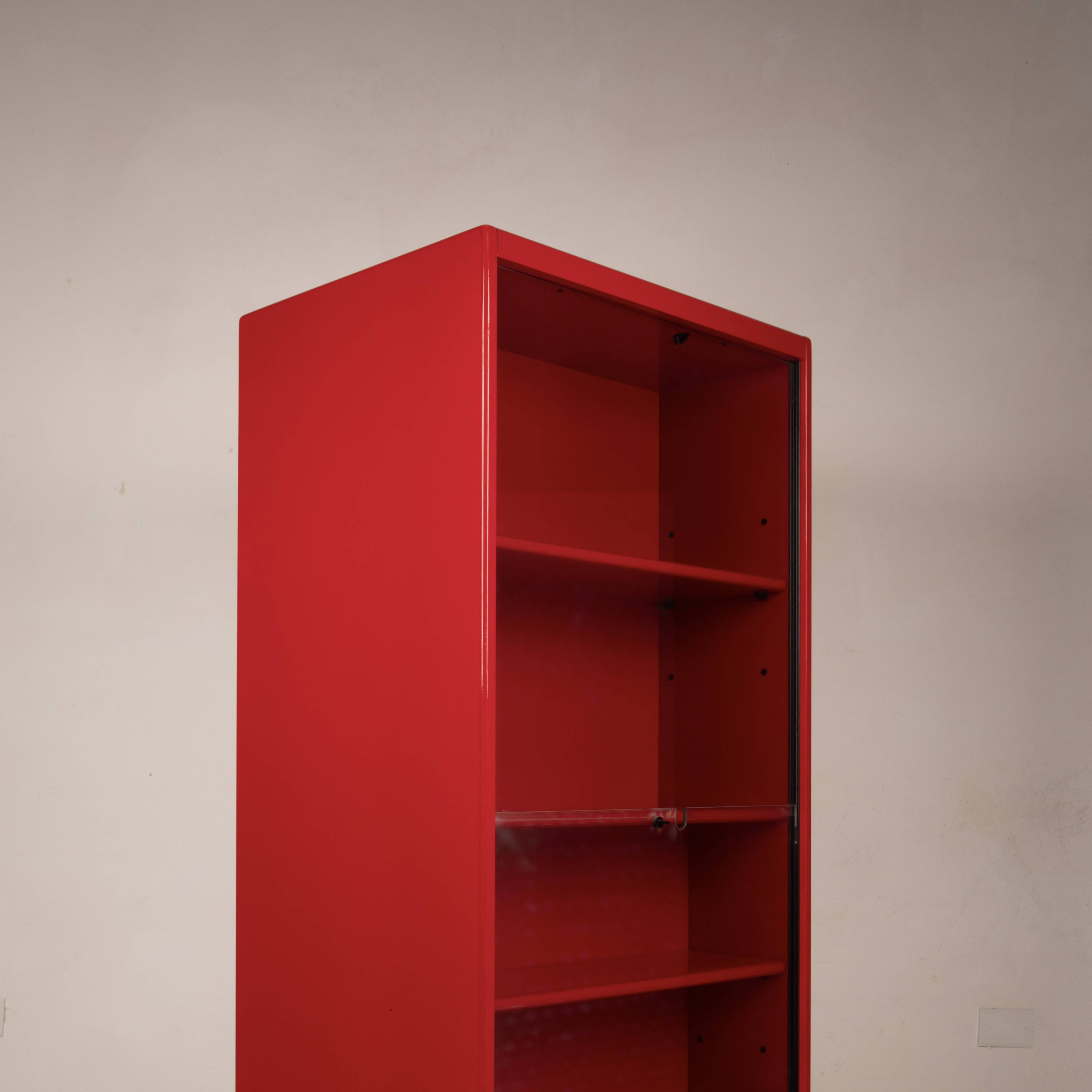 Double-face rotating display cabinet in red lacquer by Arflex, 1980s