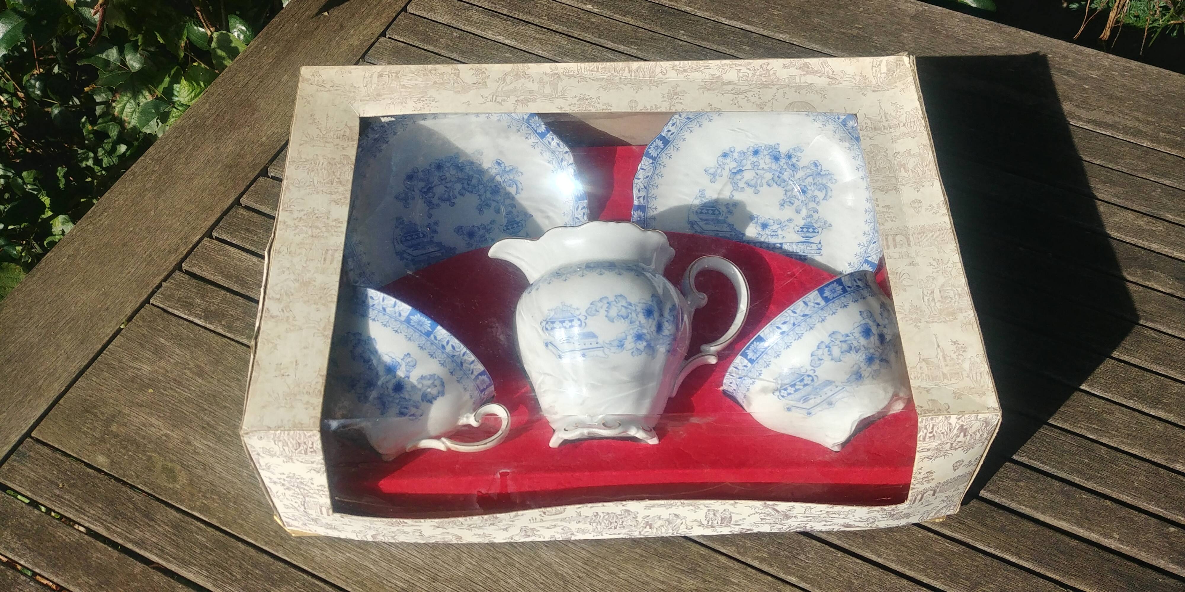 Porcelain tea set from the Seltmann weiden-E-Bavaria factory, new Theresia model