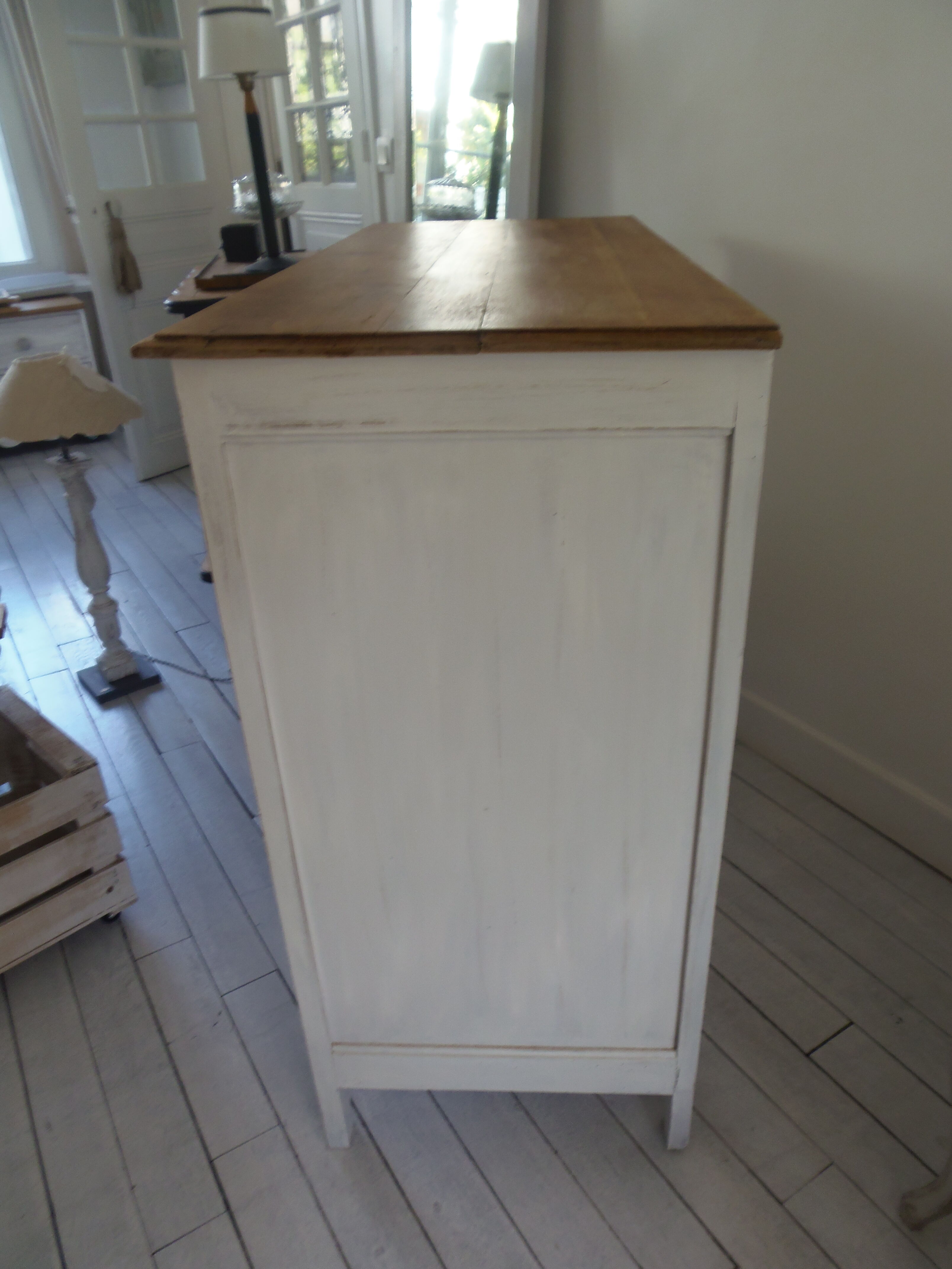 Buffet vintage patiné gris perle blanc poudré à portes grillagées