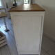 Buffet vintage patiné gris perle blanc poudré à portes grillagées