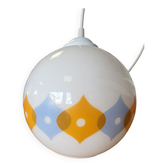 Suspension boule en opaline blanche motifs géométriques orange et bleu années 60/70