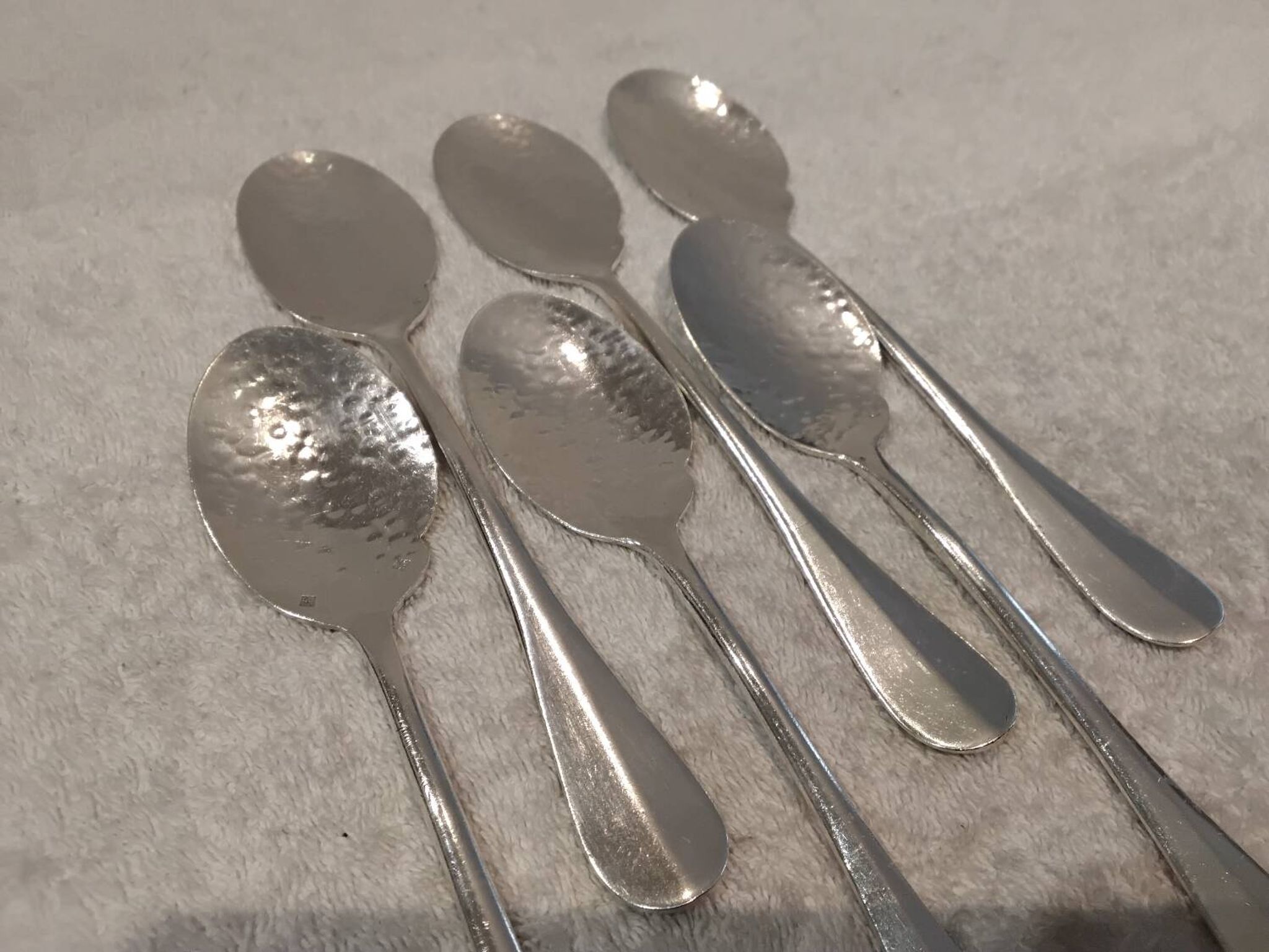 6 individual silver-plated metal sauce spoons with hammered baguette handles