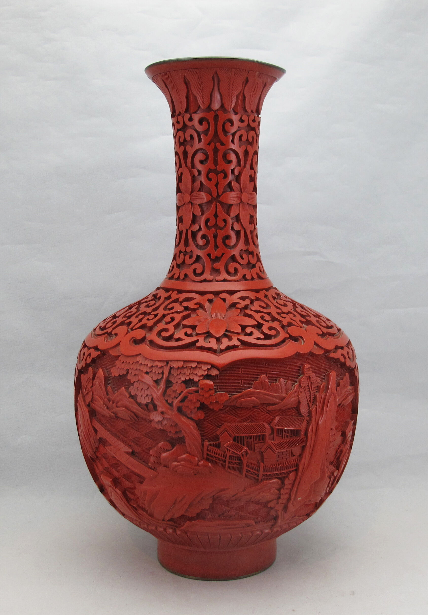 Chinese vase in red lacquer