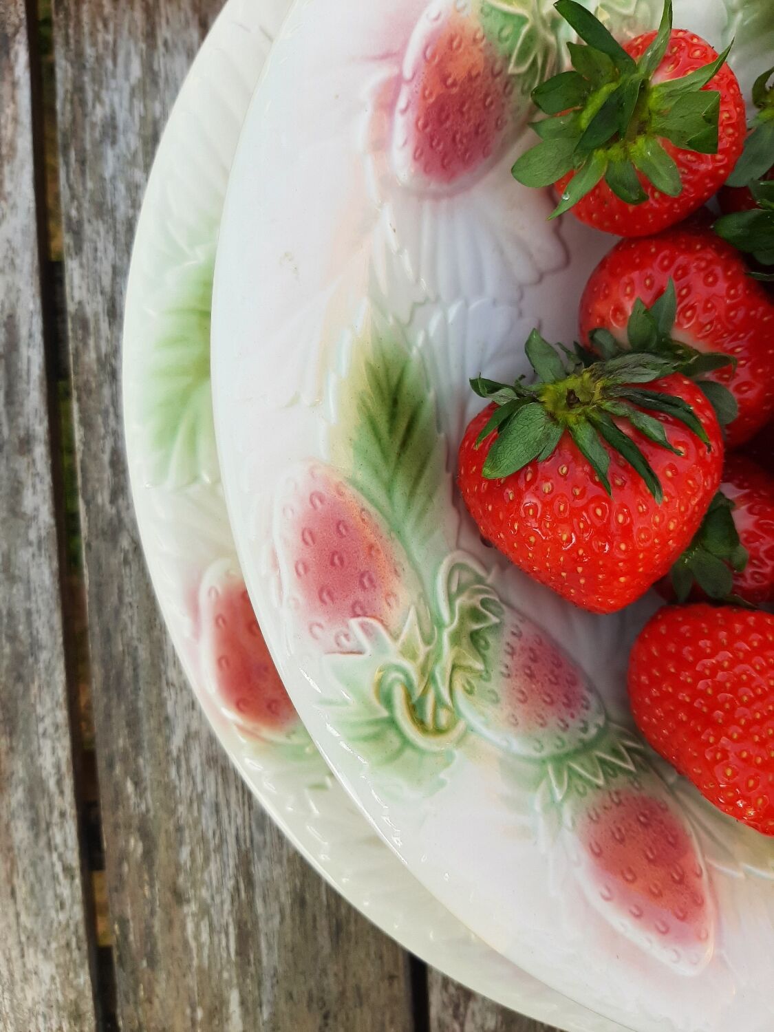 Strawberry plate and slip drainer Salins