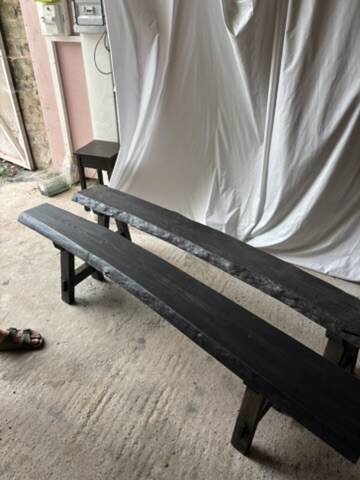Table et bancs en bois brutalistes