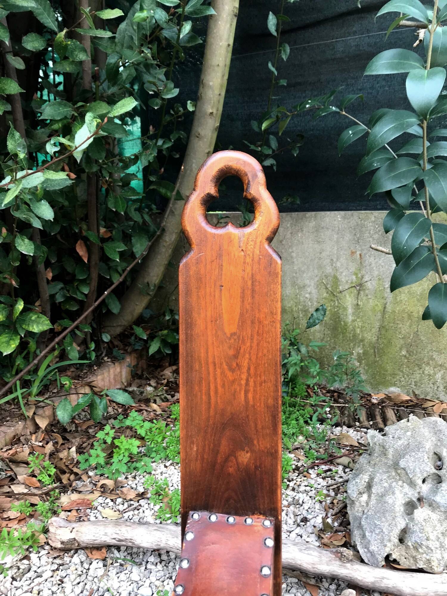 Chaise vintage tripode en bois et cuir années 60