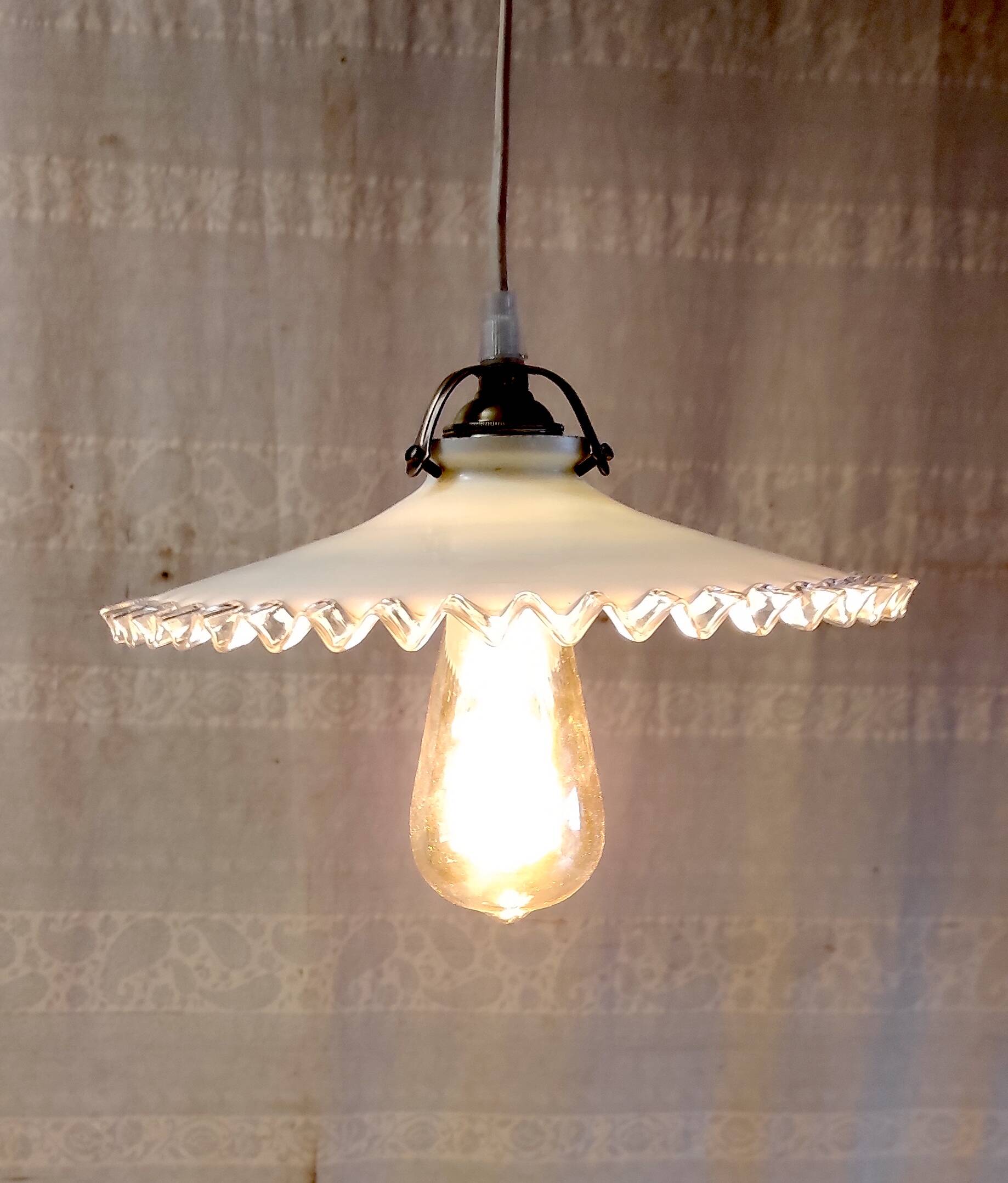 Pleated opaline lampshade with its fitting and E27 socket - mid 20th century.