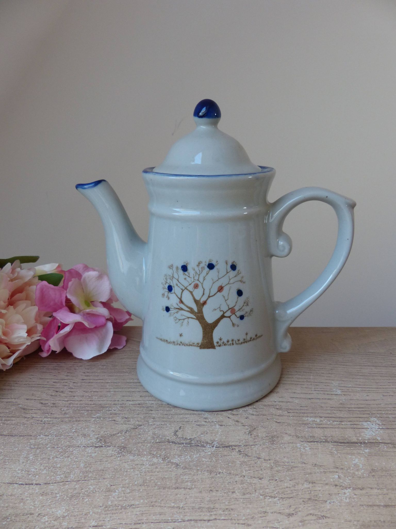 Vintage coffee service from Taiwan, 6 pieces, 1 coffee pot, 4 cups, 1 milk jug, tree of life pattern.