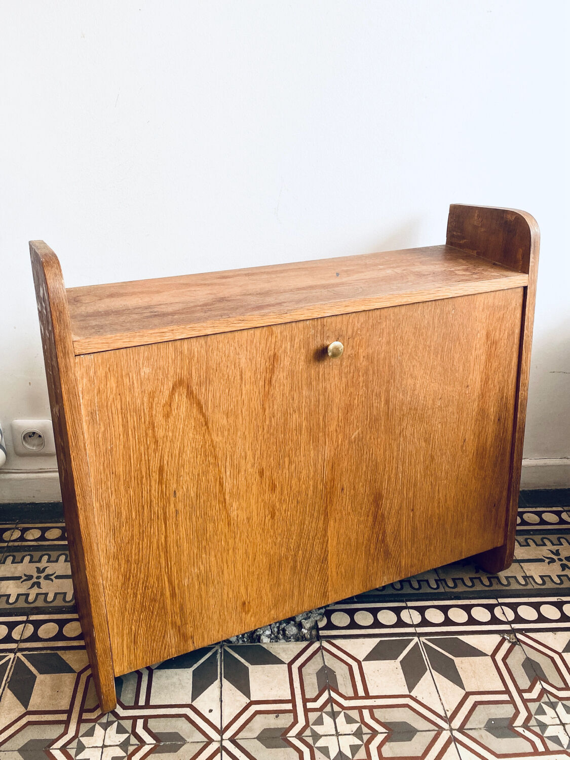 Small secretary desk to hang.