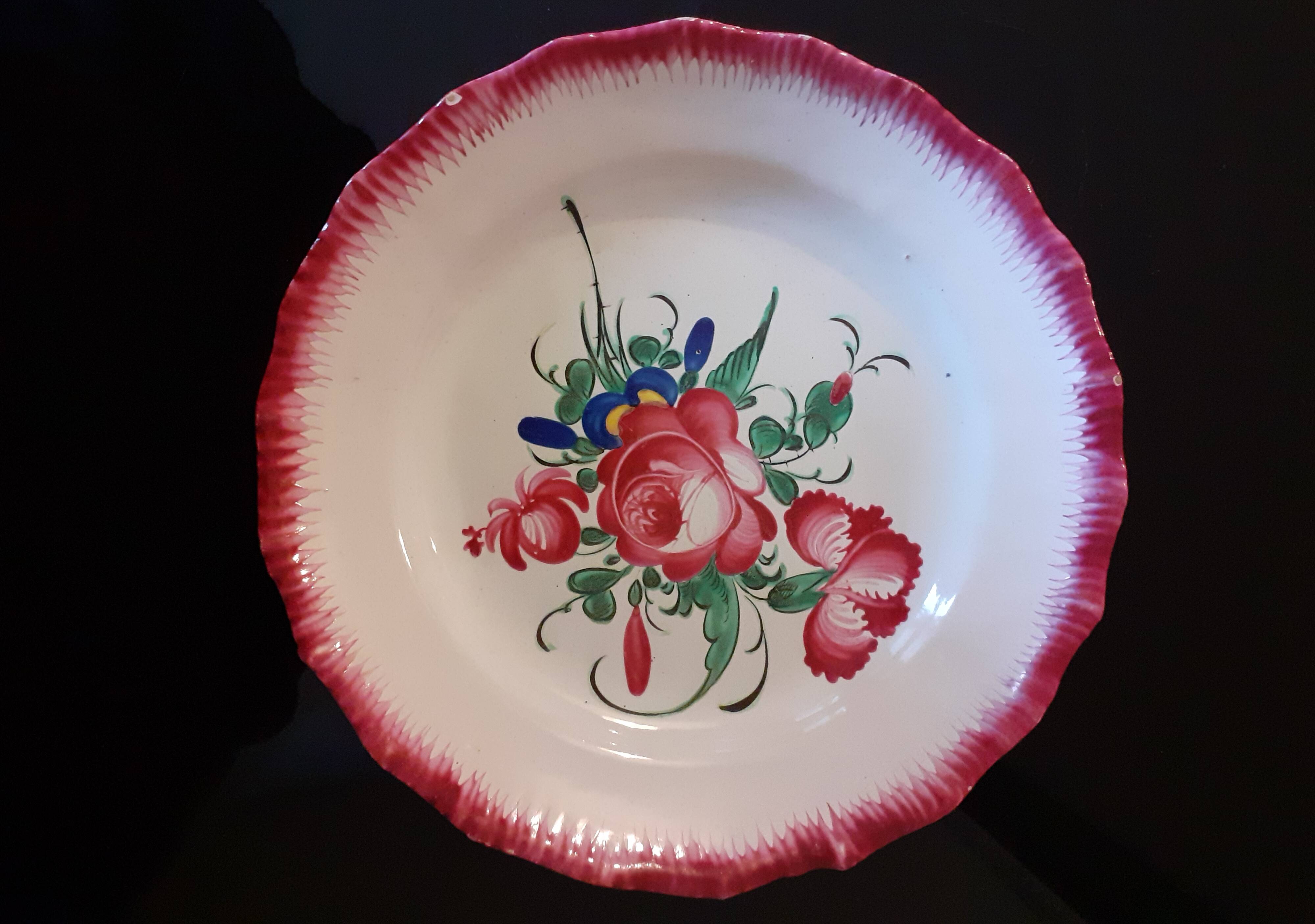 Old hollow plate from Islettes / Floral decoration