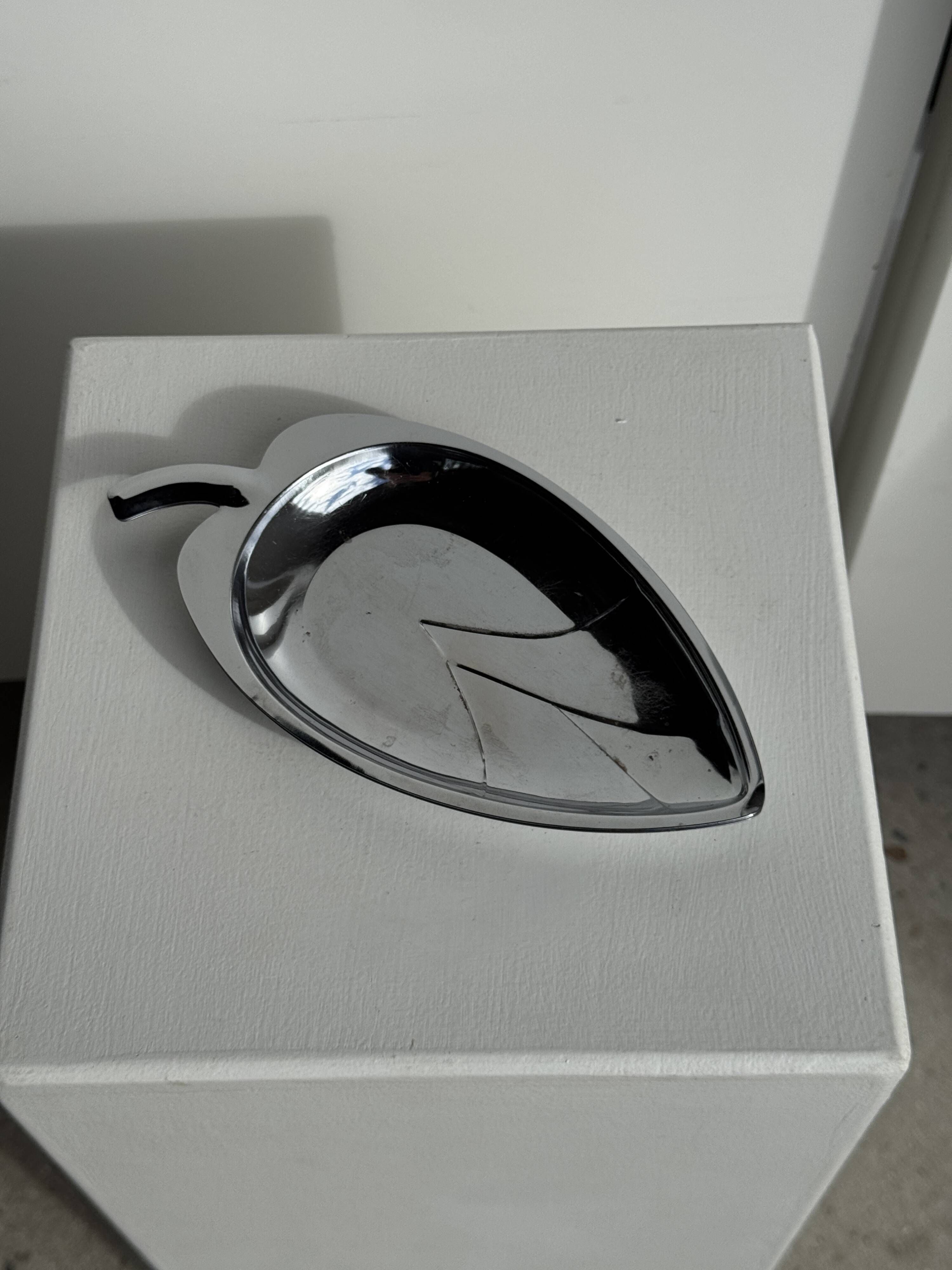 Pair of silver-plated bowls in the shape of a stylised leaf 11.5x22