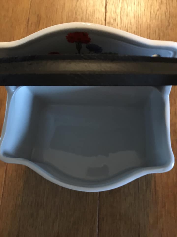 Pot à sel Berry Haute porcelaine Lourioux, France, aux motifs fleuris et couvercle en bois teinté