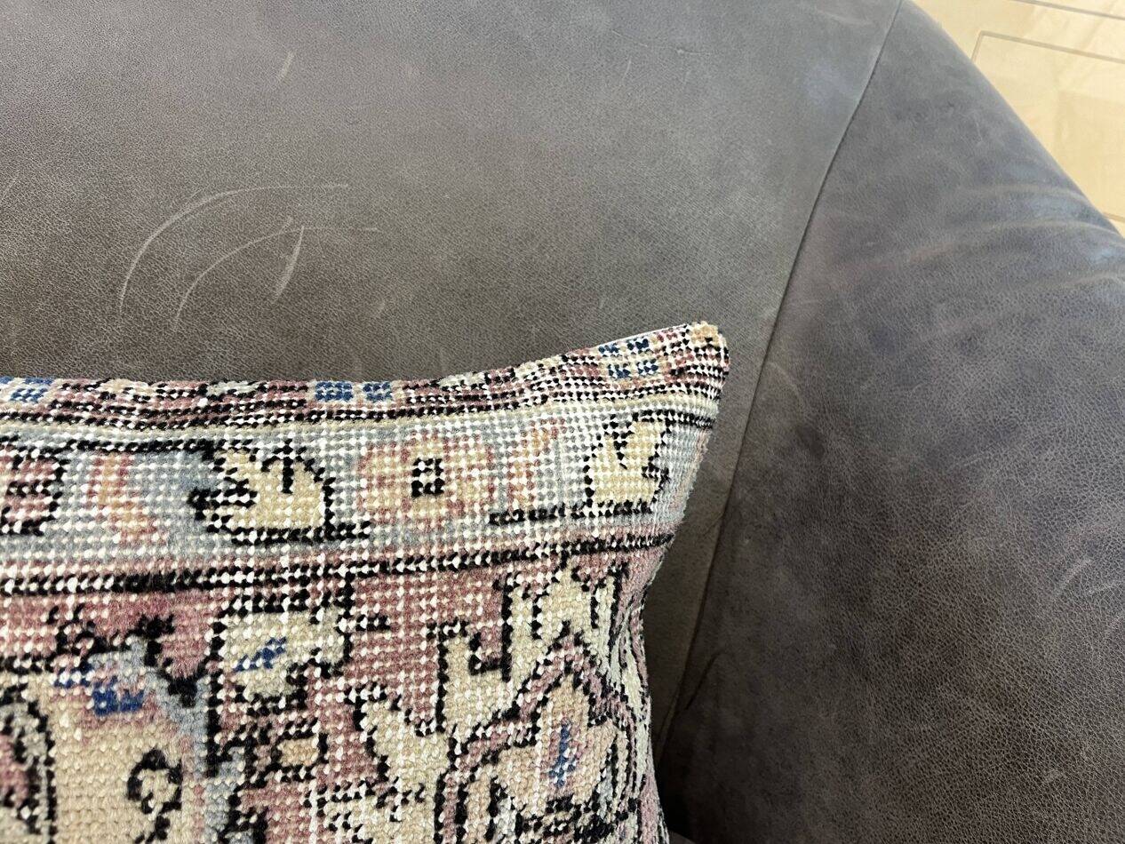 Coussin en tapis antique tissé à la main
