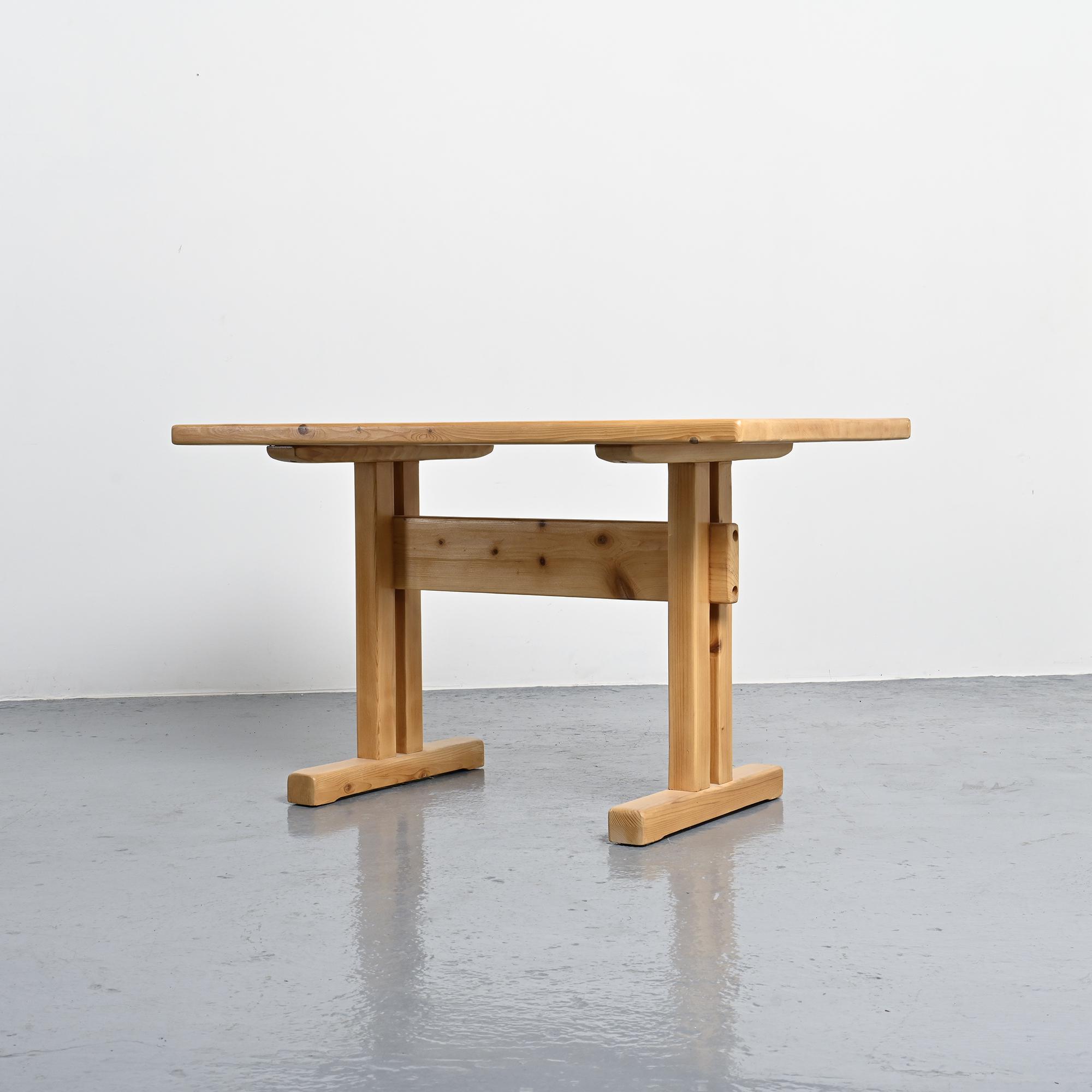 Table en pin massif, Les Arcs, France.