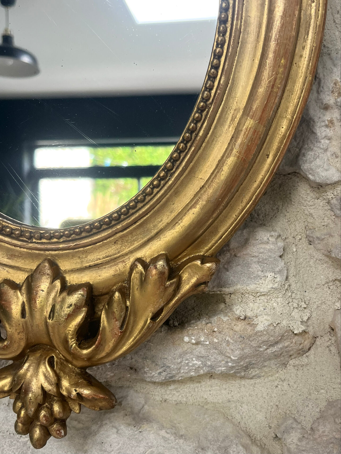 Miroir ovale à frontons Louis XVI et perlé 49,5/31cm feuille d’or 