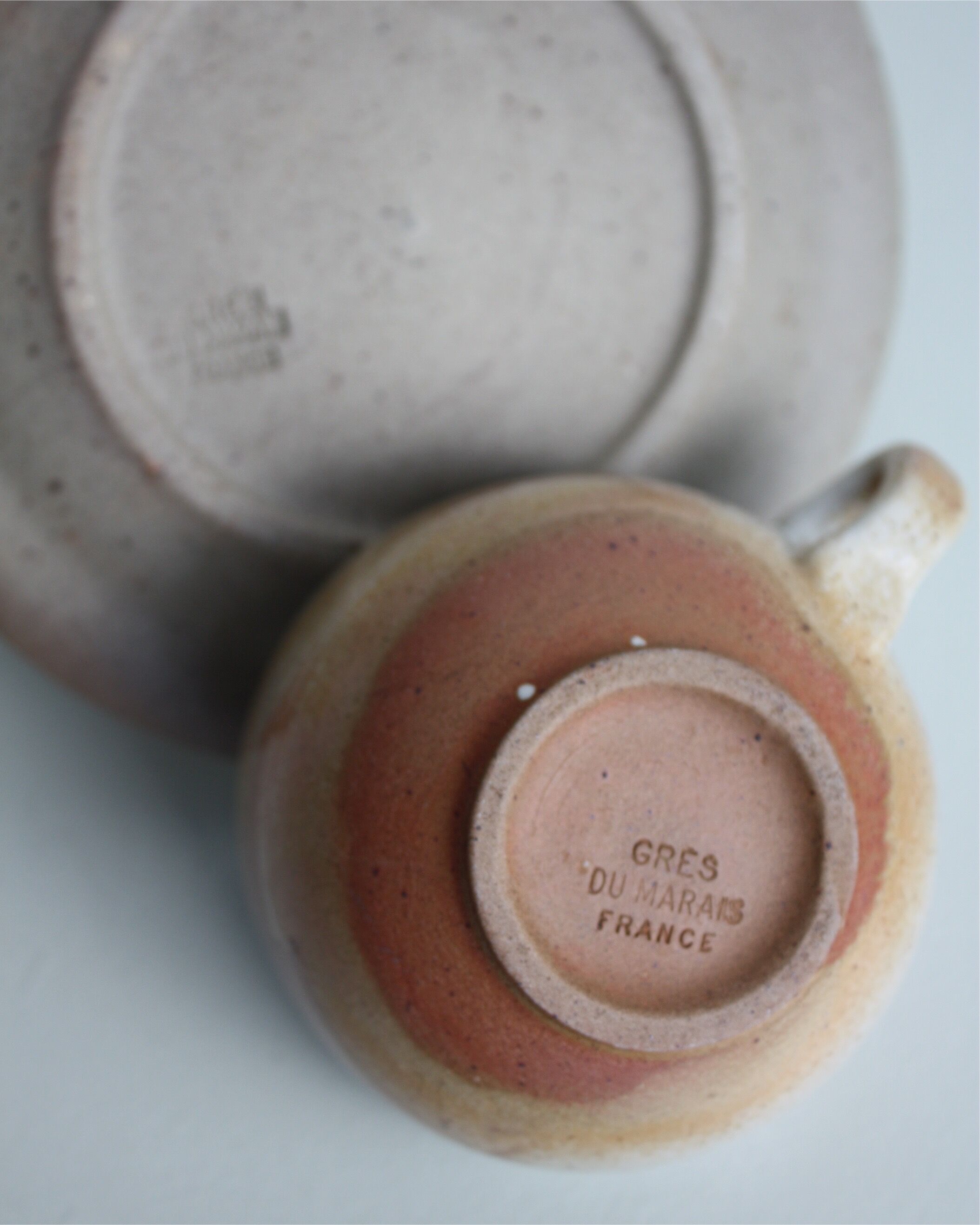 Set of 8 sandstone cups with saucers Sandstone of the Marais