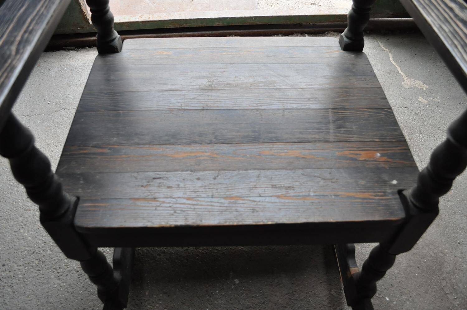 Rocking-chair vintage en bois massif marron, années 1950, dossier plat et pieds tournés