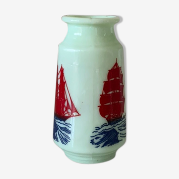 Vase in green opaline pattern boats