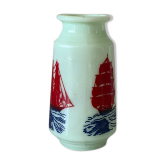 Vase en opaline verte motif bateaux