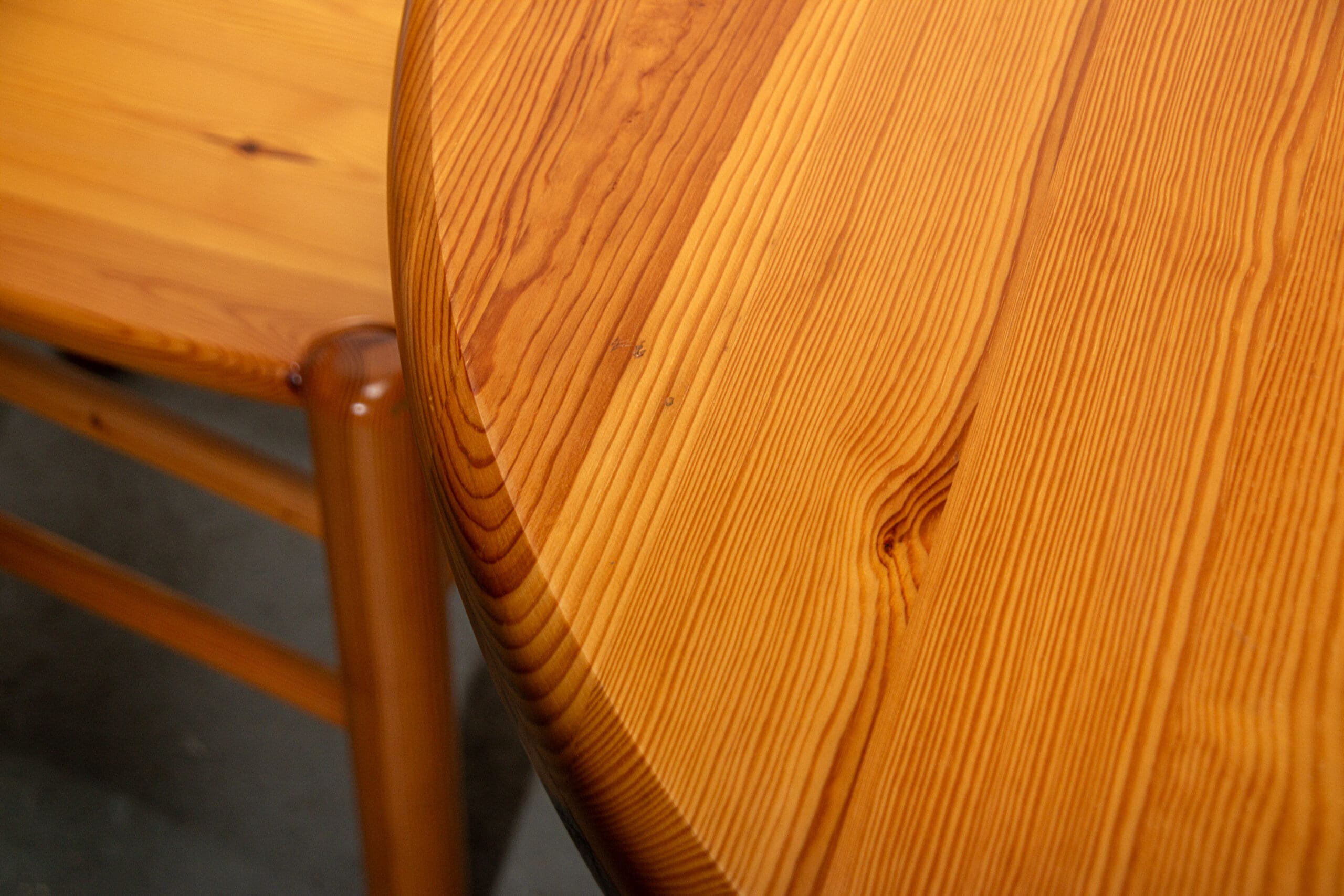 Ranier Daumiller dining room set with 4 chairs and round dining table