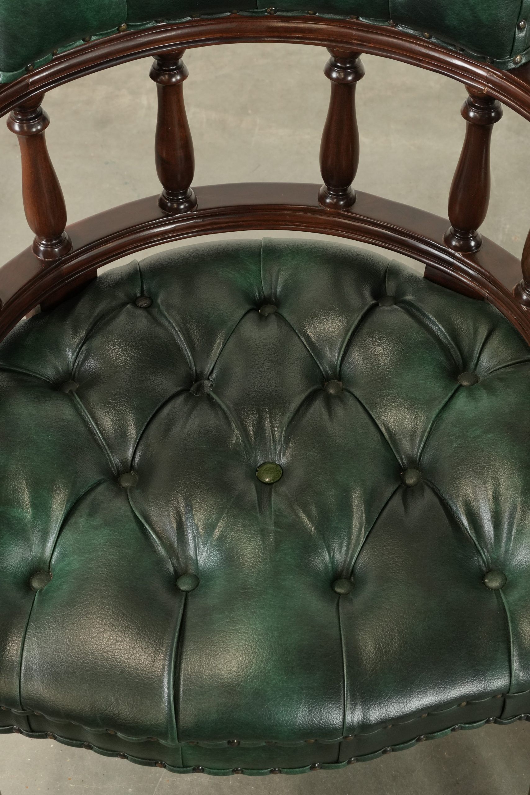 Ensemble de deux chaises de bureau Chesterfield en cuir de vachette vert de style anglais.