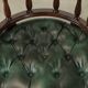 Ensemble de deux chaises de bureau Chesterfield en cuir de vachette vert de style anglais.