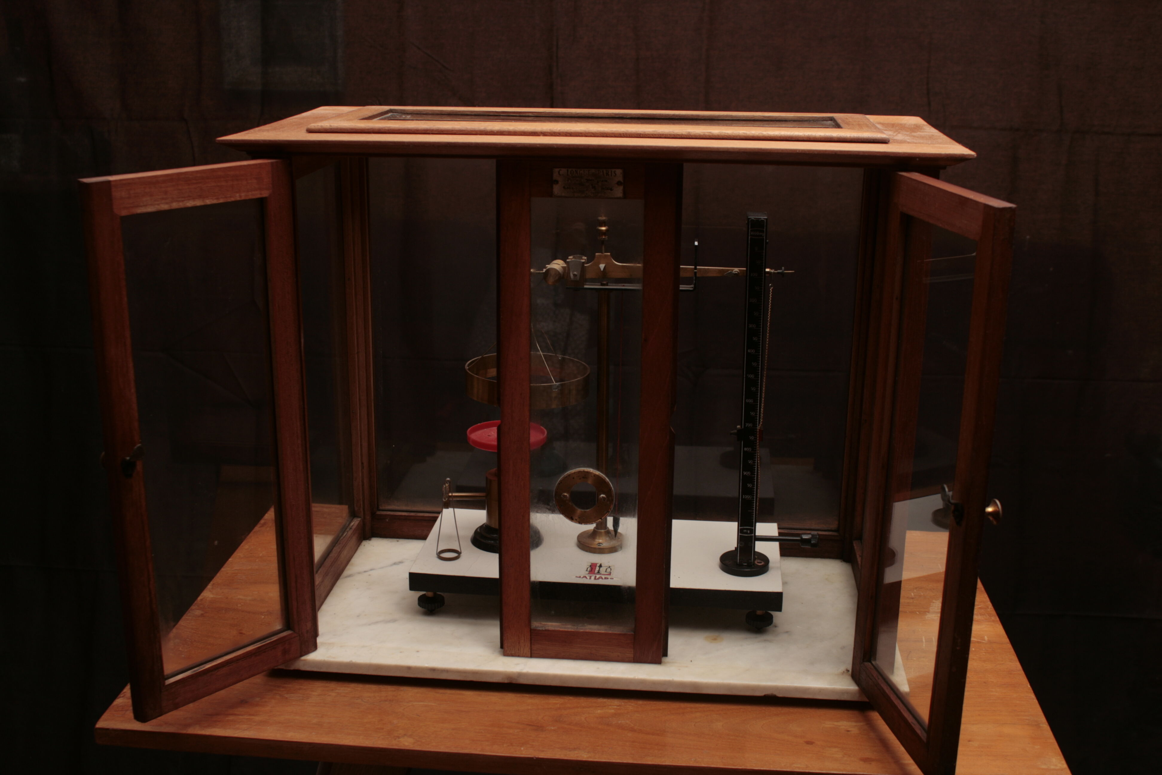 Display case to be placed with or without laboratory scales