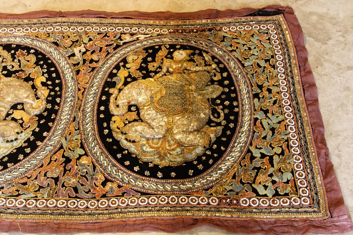 Tapisserie birmane Kalaga, les éléphants, perles et sequins