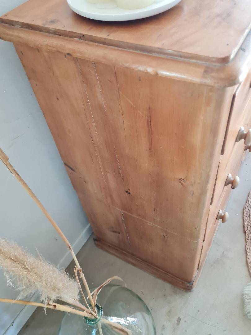 Antique English-style chest of drawers