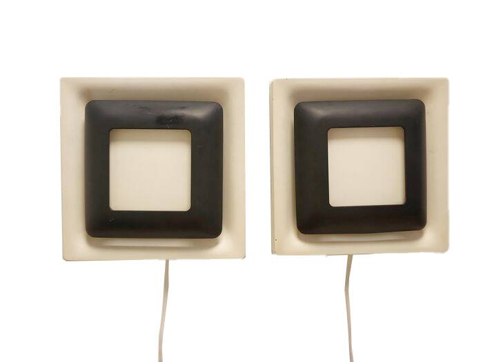 2 Doria wall lights