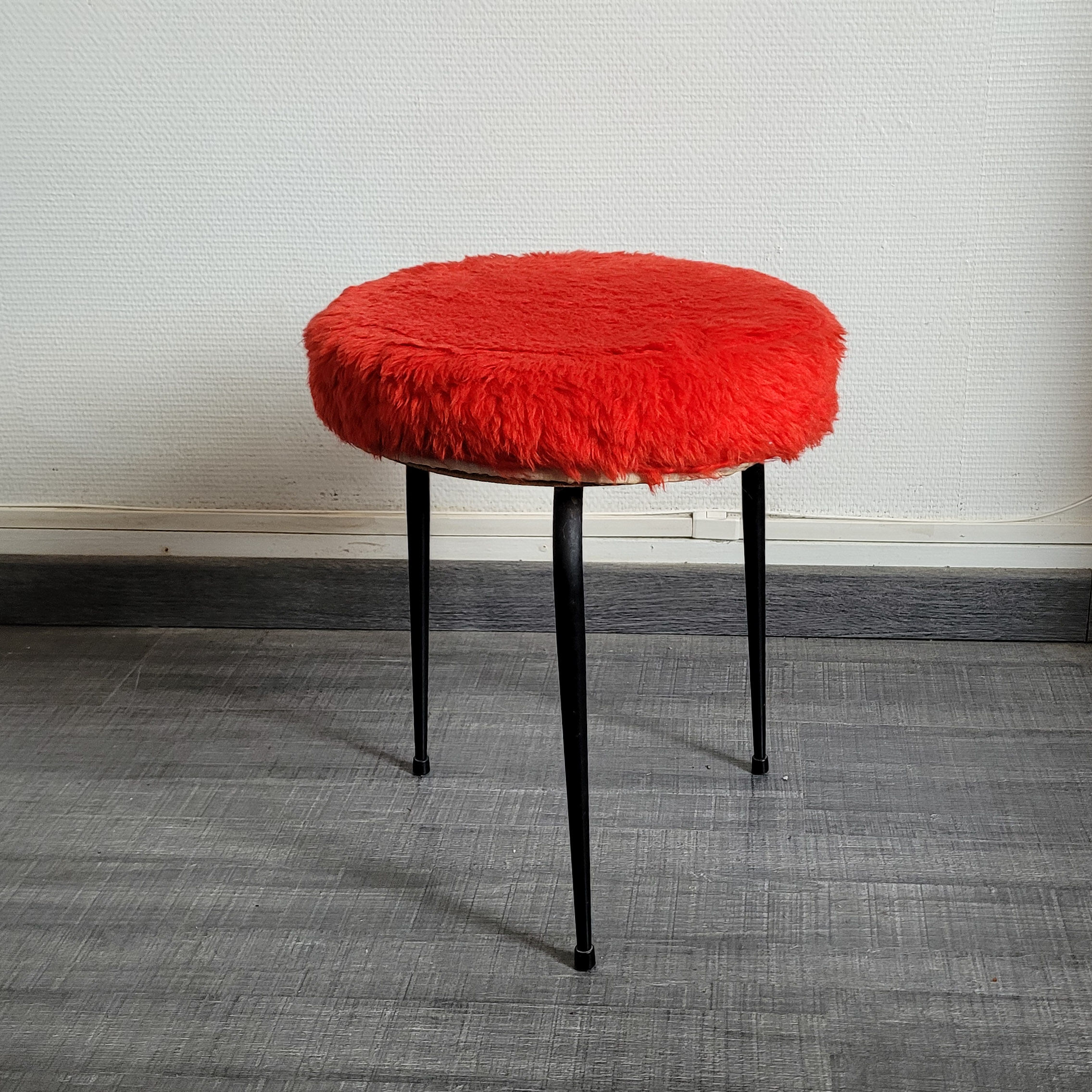 Tabouret tripode moumoute rouge vintage