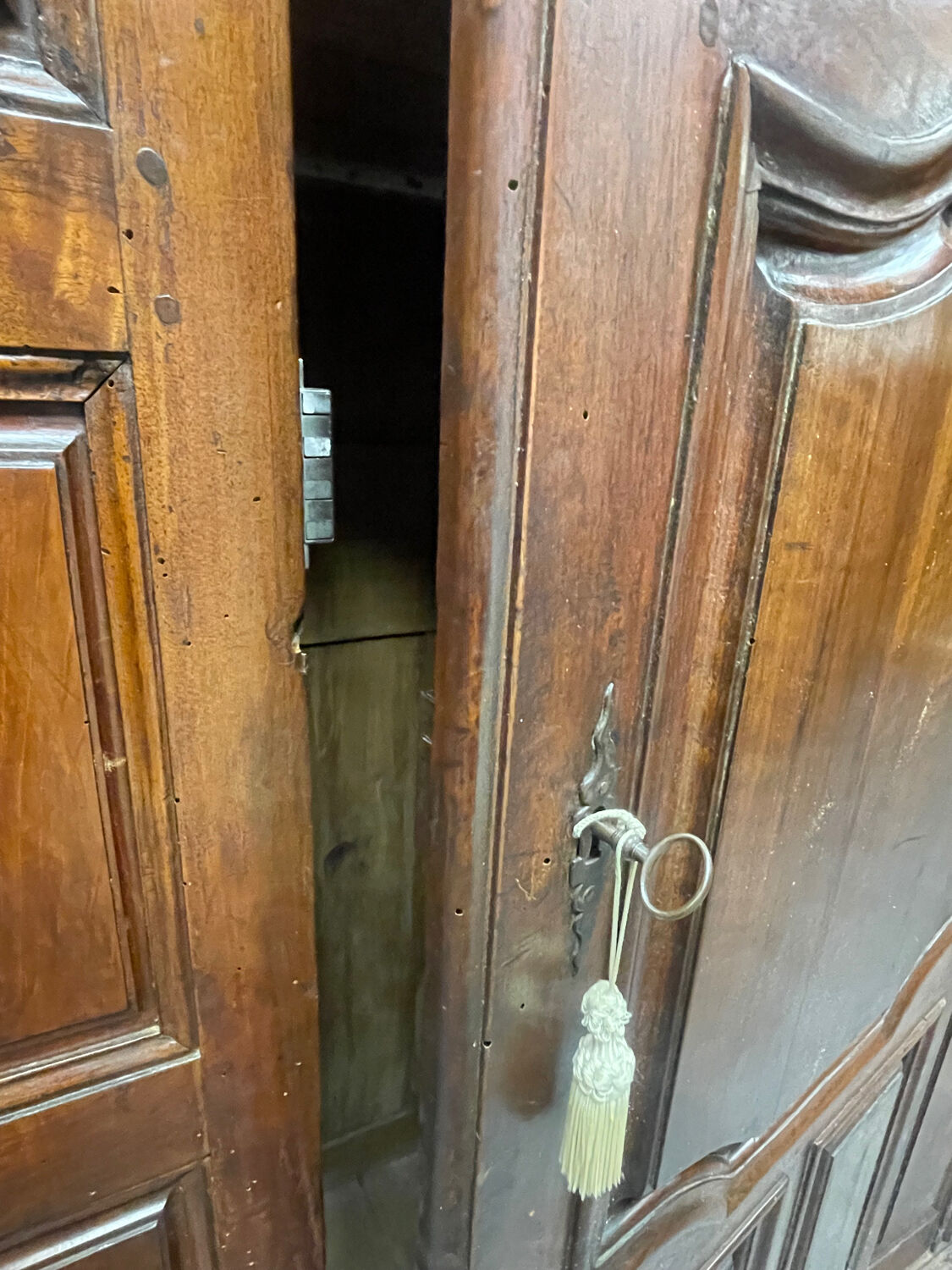 Armoire penderie d’époque en chêne massif