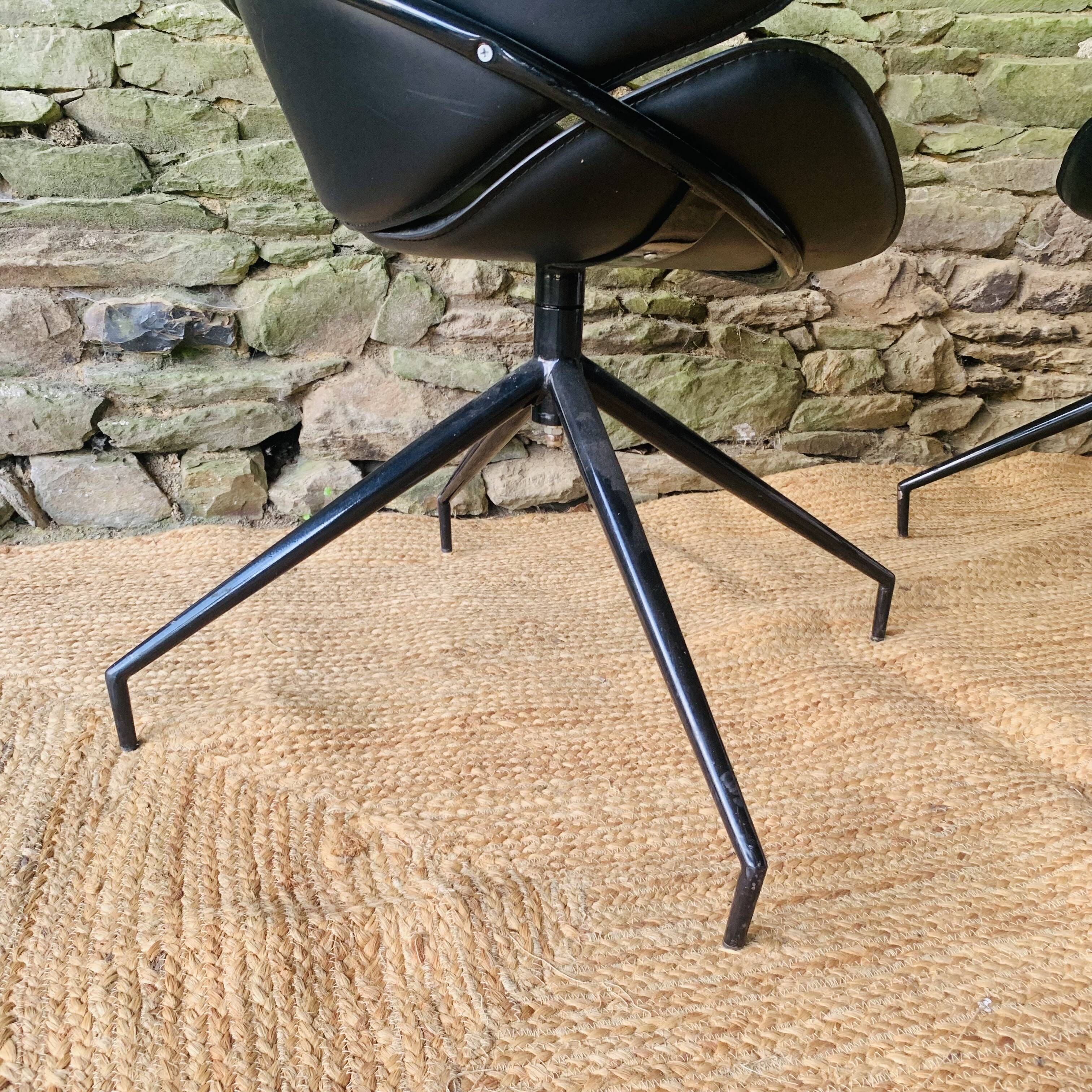 Paire de fauteuils pivotants modernistes en cuir noir