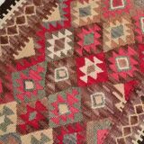 Tapis runner vintage kilim, tons rouges et beiges, motifs géométriques