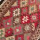 Tapis runner vintage kilim, tons rouges et beiges, motifs géométriques