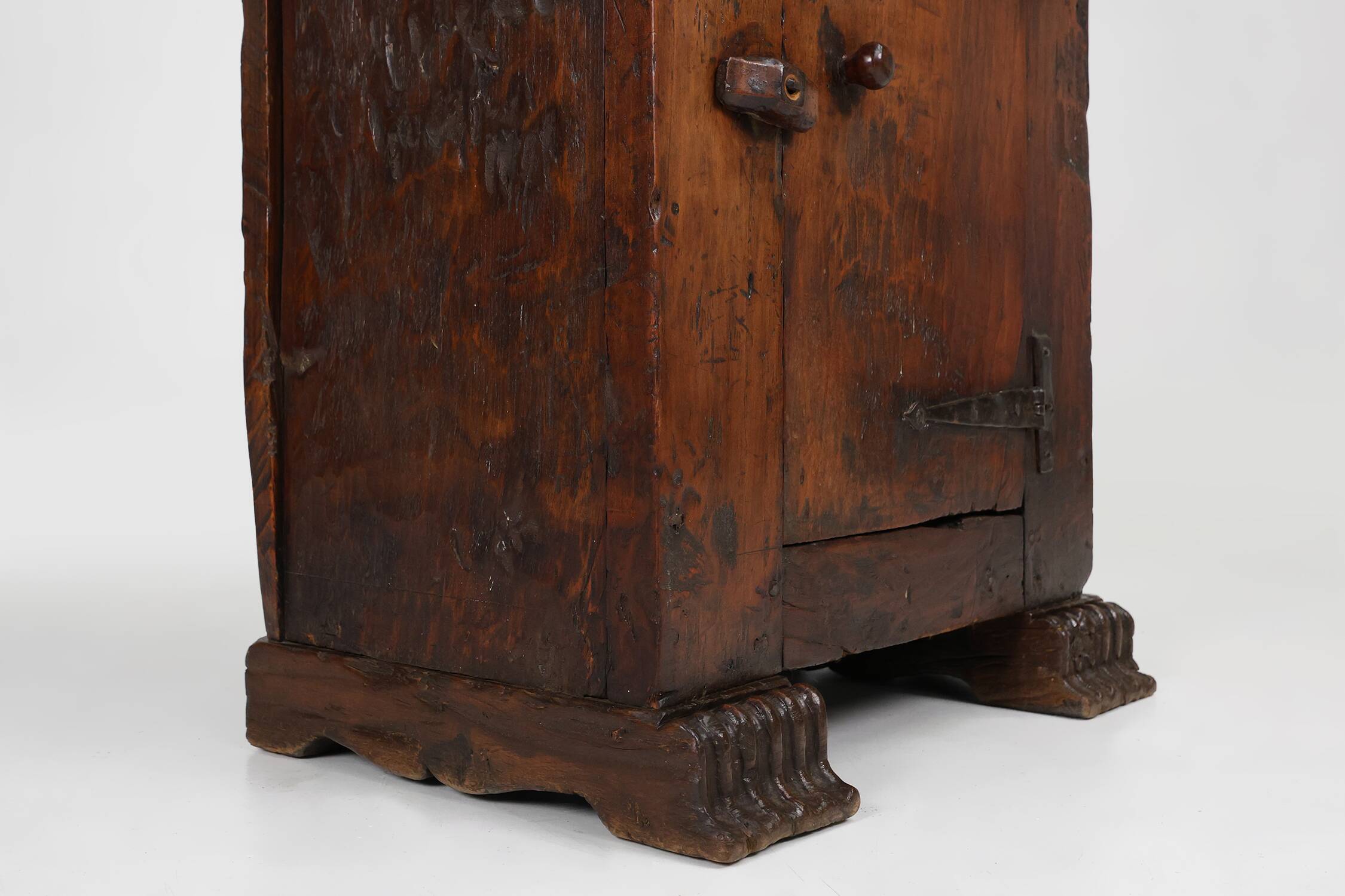 Rare French 16th century oak cabinet with beautiful patina