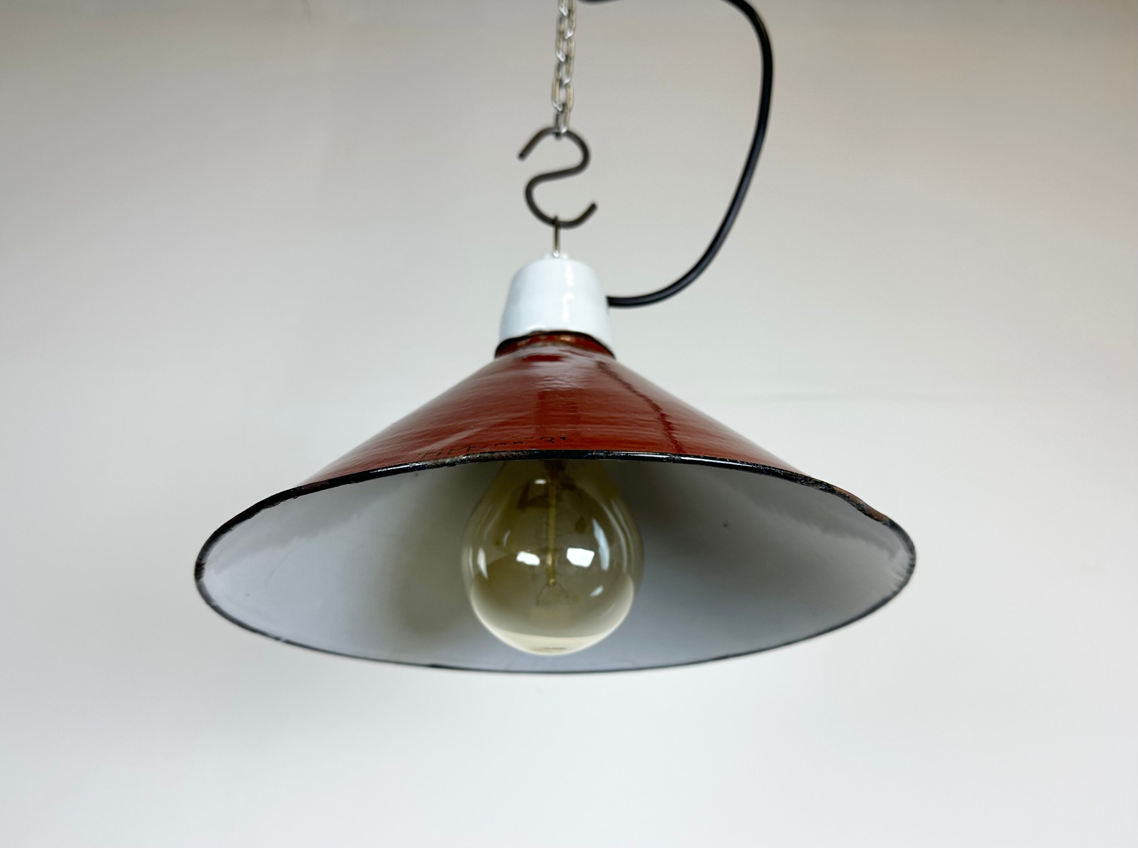 Suspension industrielle en émail rouge, années 1970