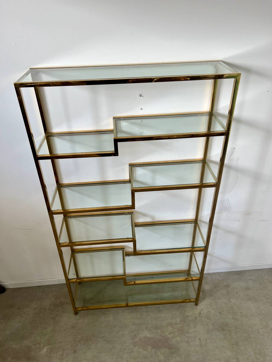 Ancienne étagère en métal doré laiton geometrique bibliothèque design années 80 vintage