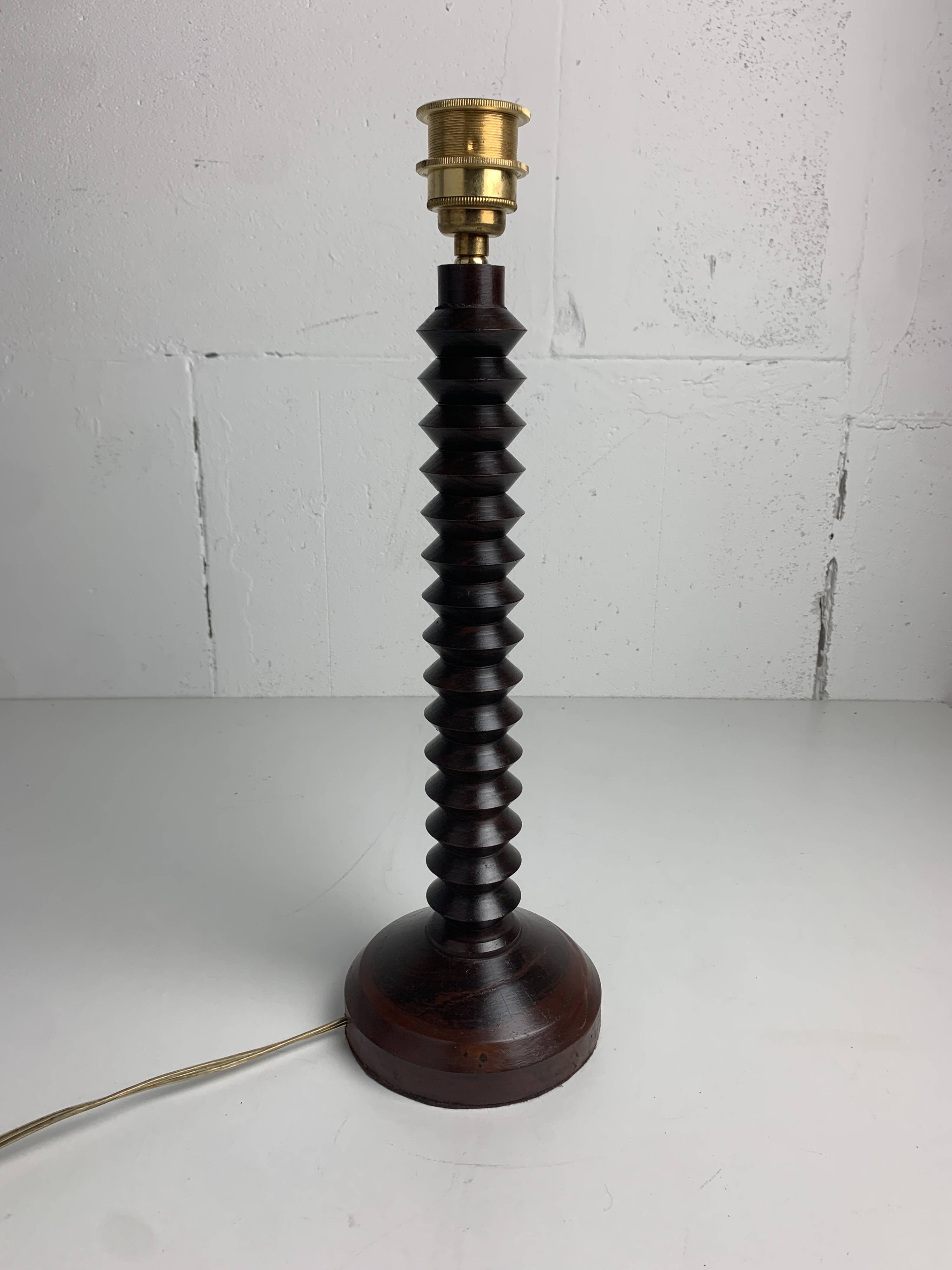 Lampe de table française en bois tourné dans le style de Charles Dudouyt, années 1950