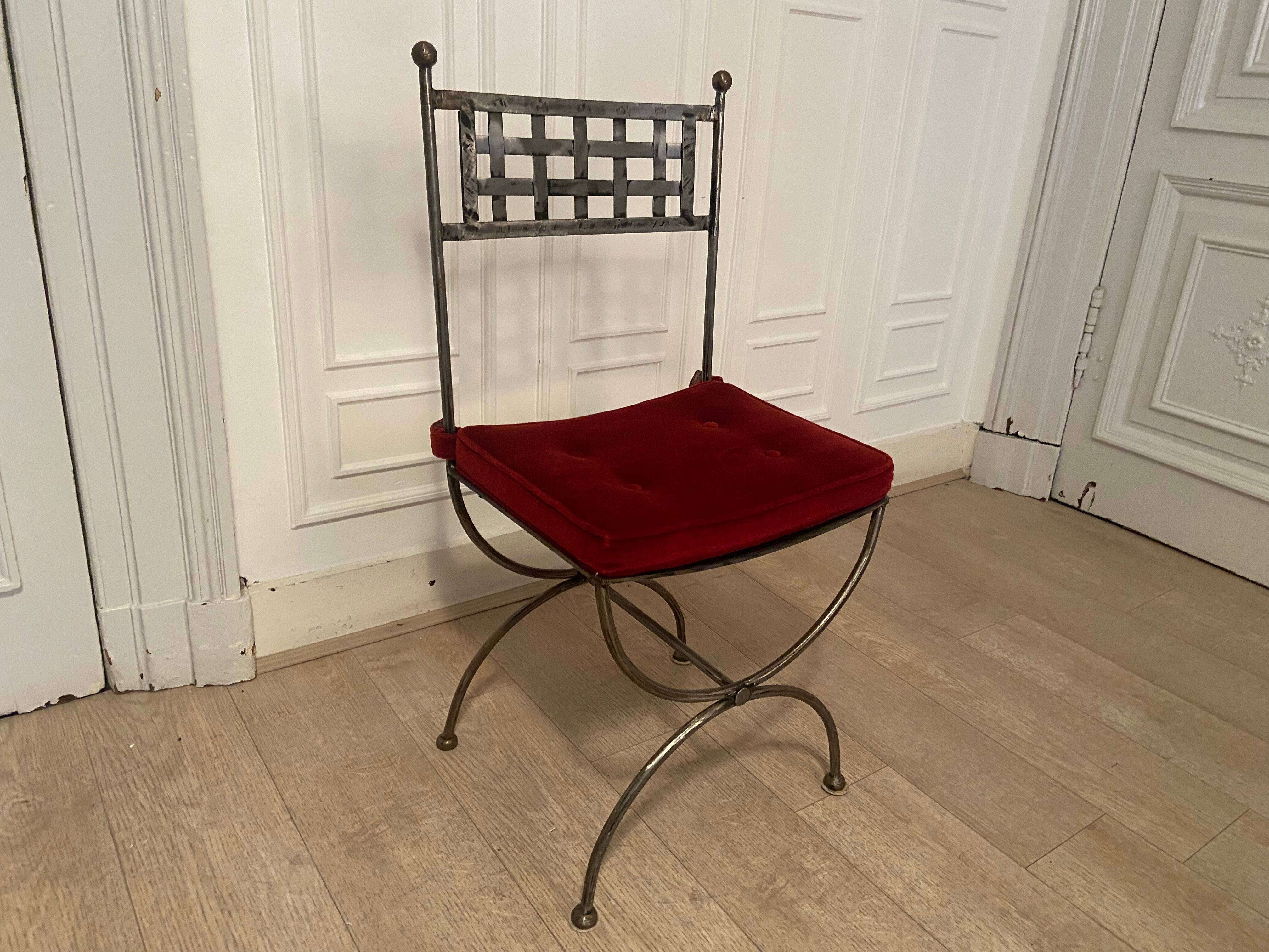 6 chaises curule en fer forgé avec assise en velours rouge