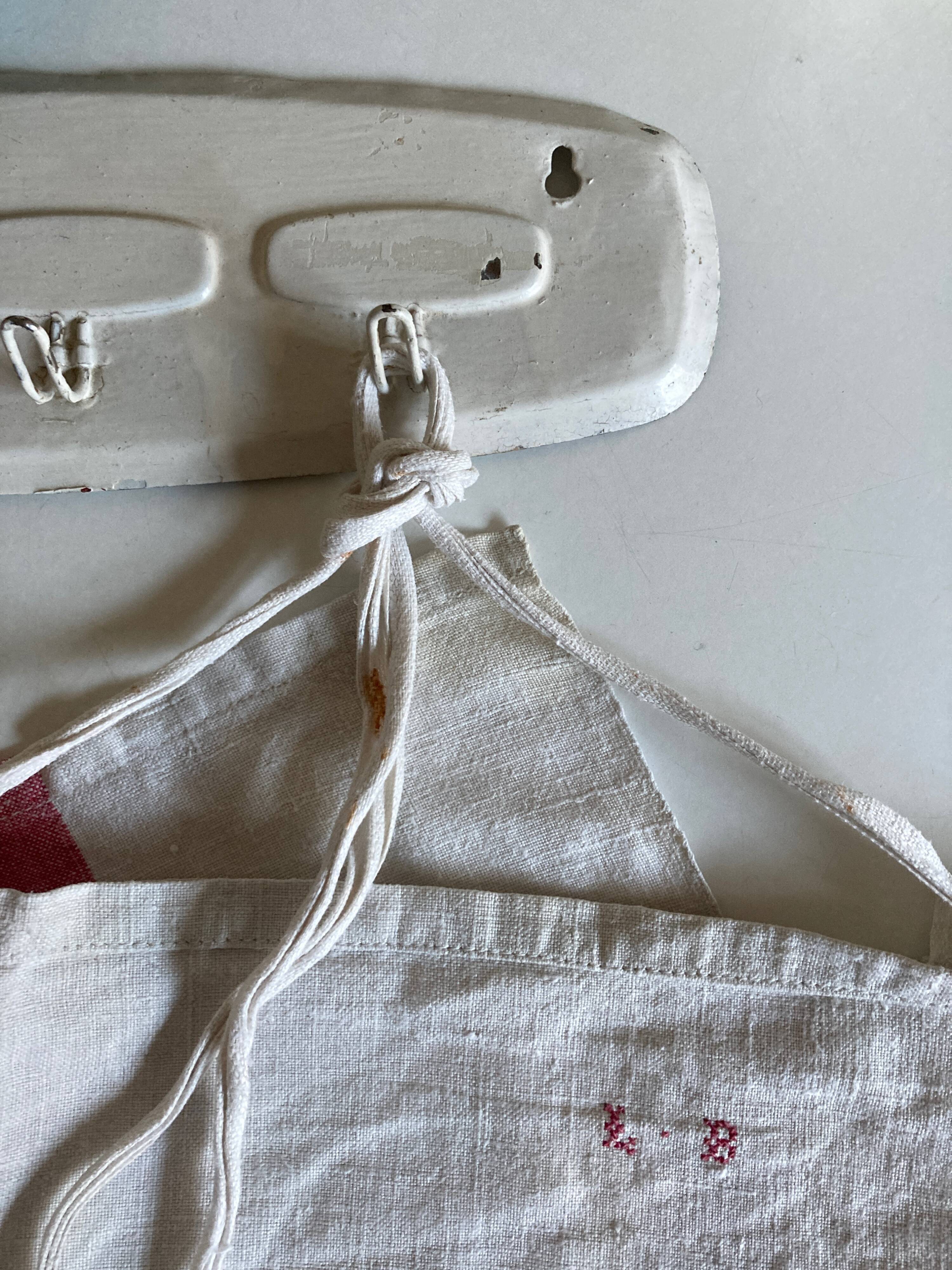 Patère hangs farm towel 1950